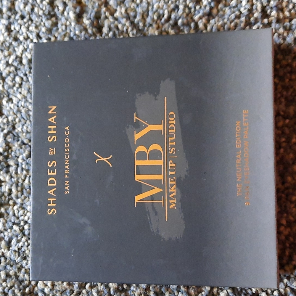 9 Pan eyeshadow palette